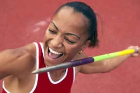 九游娱乐APP-现场高呼：王强的压哨三分点燃全场！