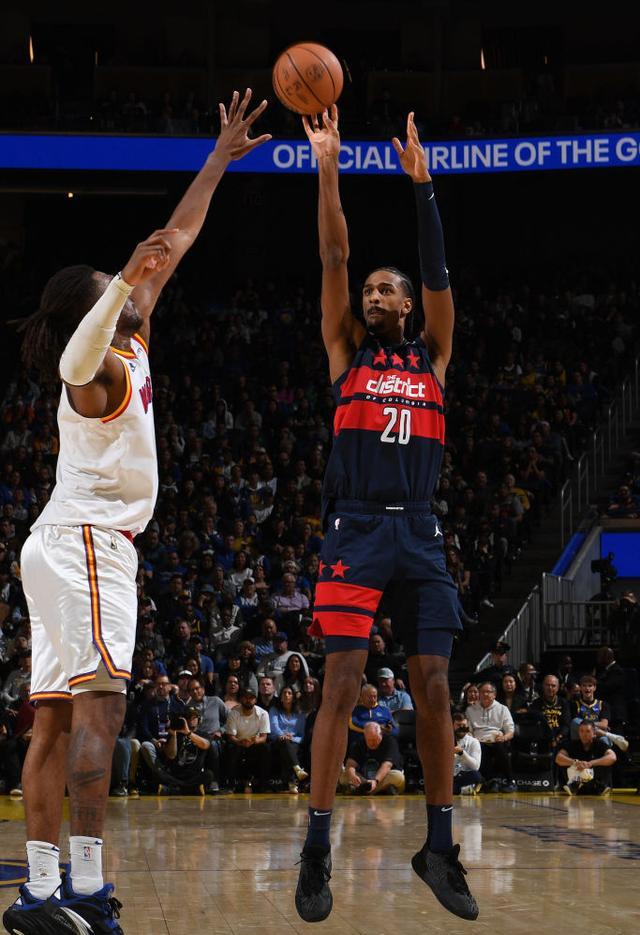 九游APP-关于2017年总决赛第二场：骑士在主场以多点开花战术击败勇士，勒布朗贡献33分和11个篮板，带队暂时领先。的信息